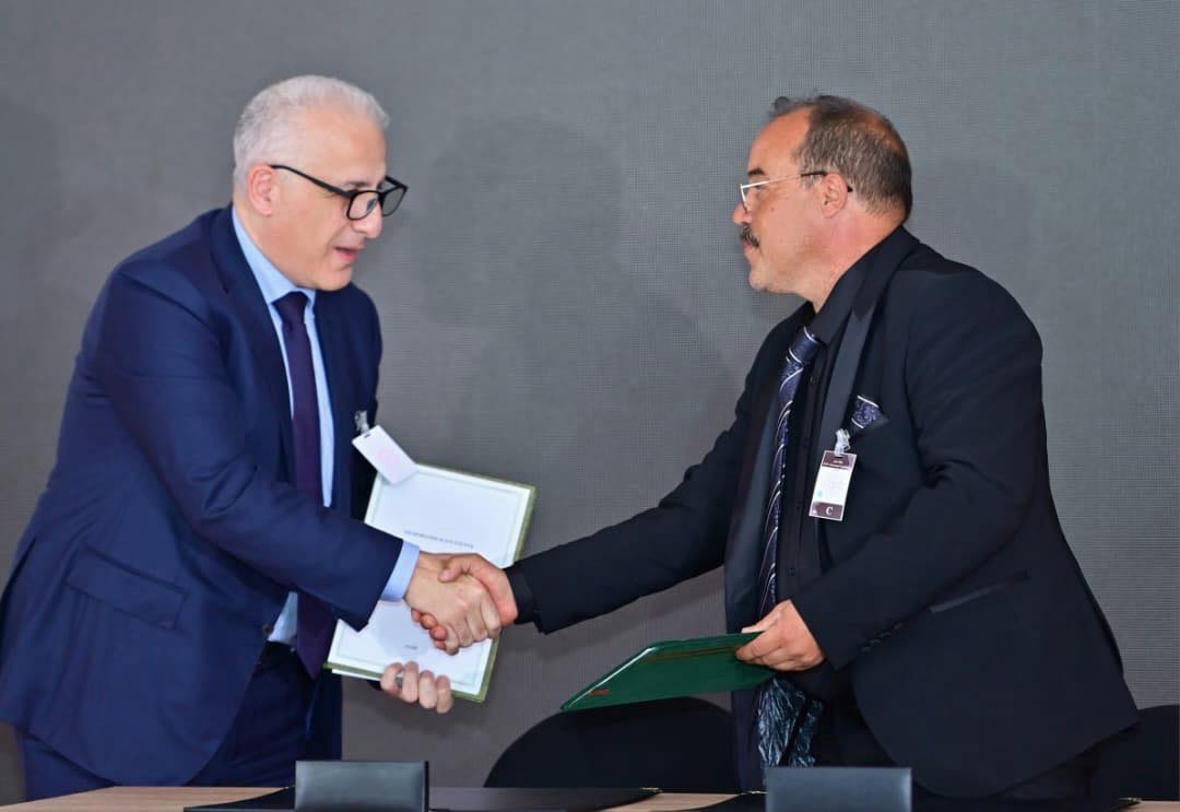 الوزير الأول يشرف بباتنة على توقيع اتفاقيات تعاون لتعزيز الشراكة الصناعية