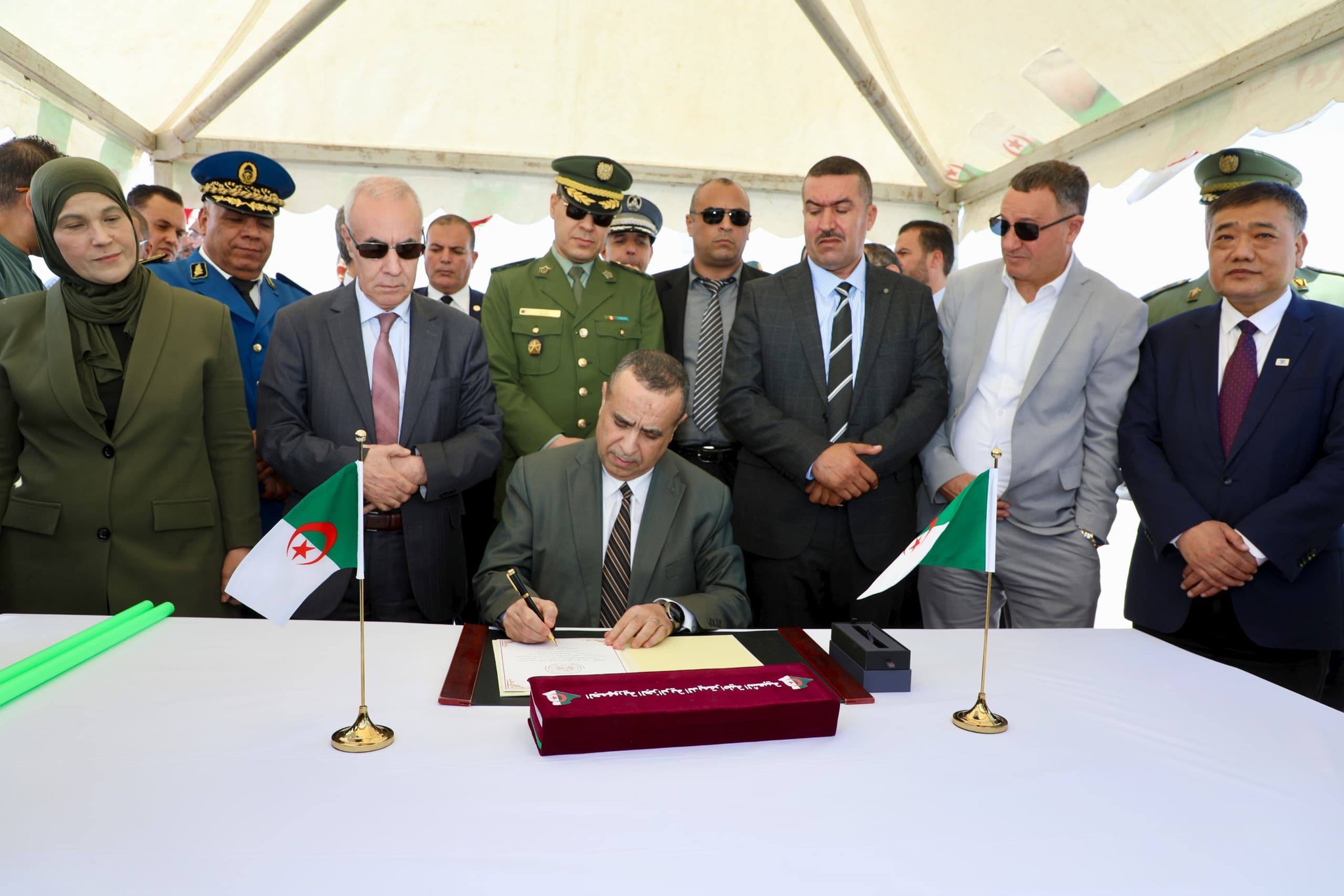 تبسة: السيد عجال يعطي إشارة انطلاق مشروع إنجاز محطة لتوليد الكهرباء  بالعوينات