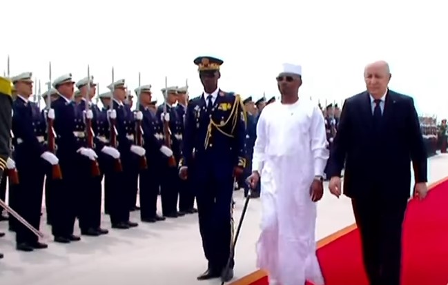 رئيس الجمهورية يستقبل نظيره التشادي بمطار الجزائر الدولي