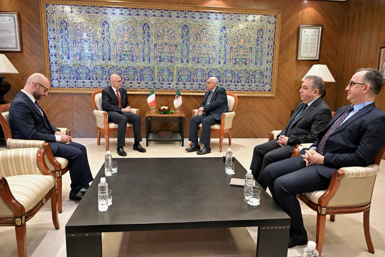 عطاف يستقبل سفير الجمهورية الإيطالية لدى الجزائر