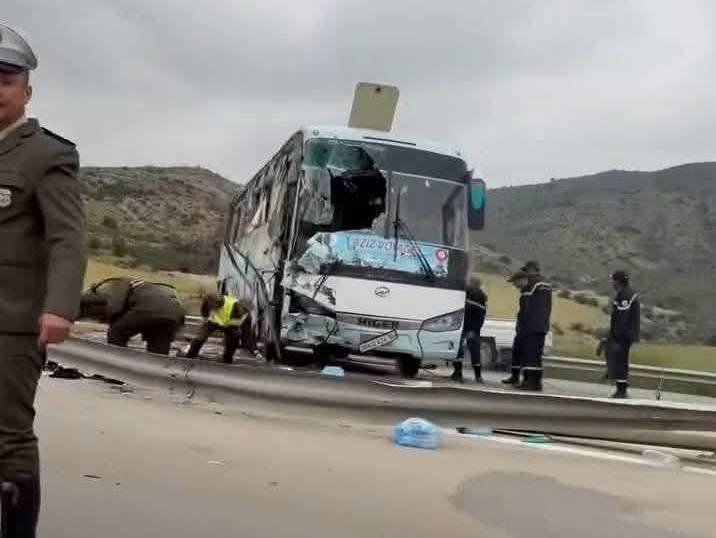 حادث انحراف حافلة سياحية جزائرية بتونس