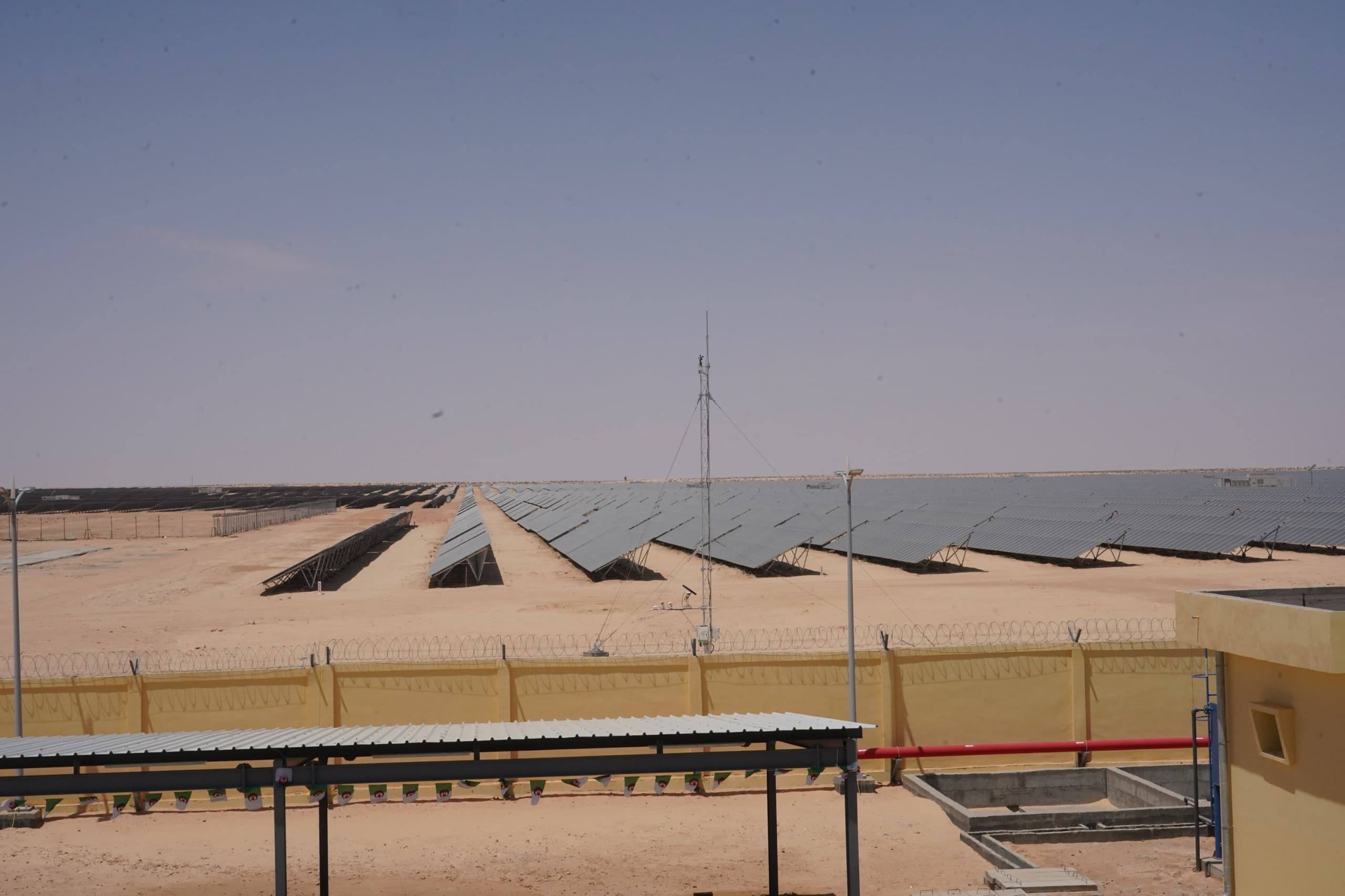 Adjal met en service une centrale photovoltaïque de 200 mégawatts à El-Meghaïer