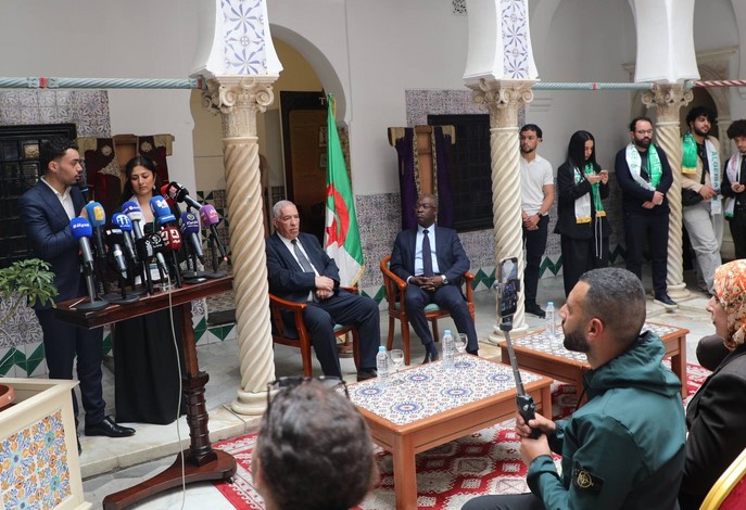 وزيرا الشباب والمجاهدين يشرفان على استقبال شباب الجالية الوطنية المشاركين  في "قافلة الذاكرة الوطنية"
