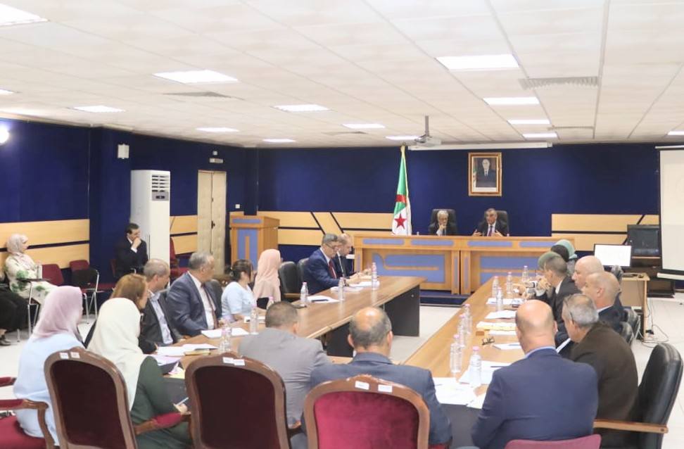 أشغال عمومية: السيد جلاوي يجتمع بمدراء القطاع لولايات الوسط
