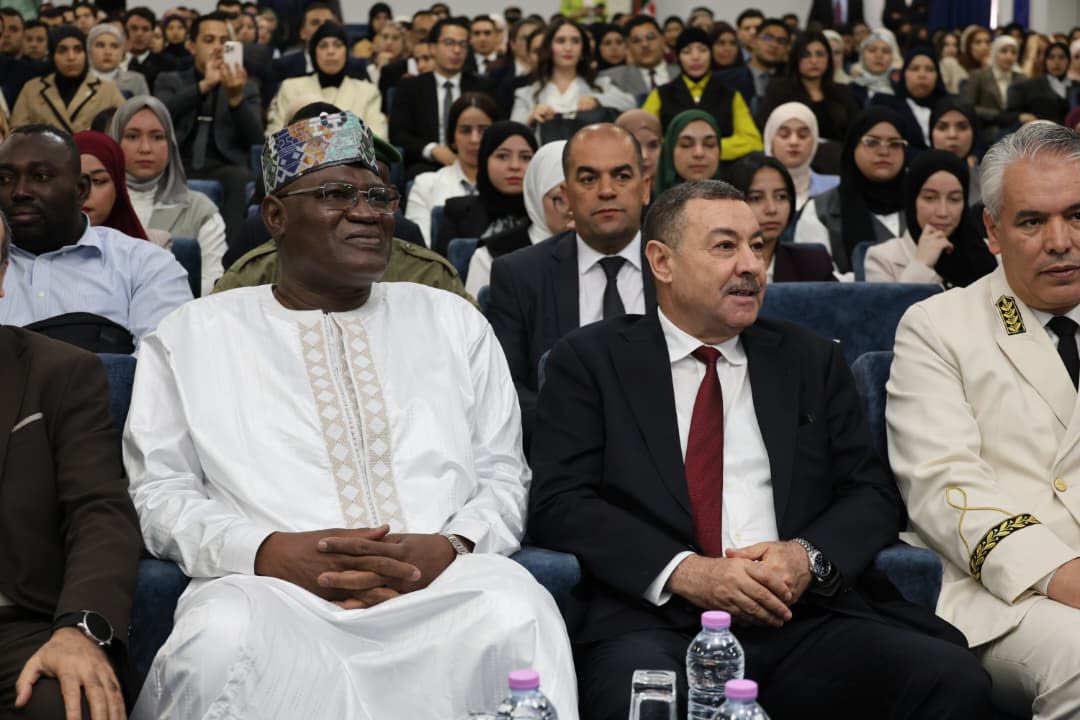 السيد سعيود ووزير الدولة وزير الداخلية والأمن العمومي النيجري في زيارة  للمدرسة الوطنية للإدارة