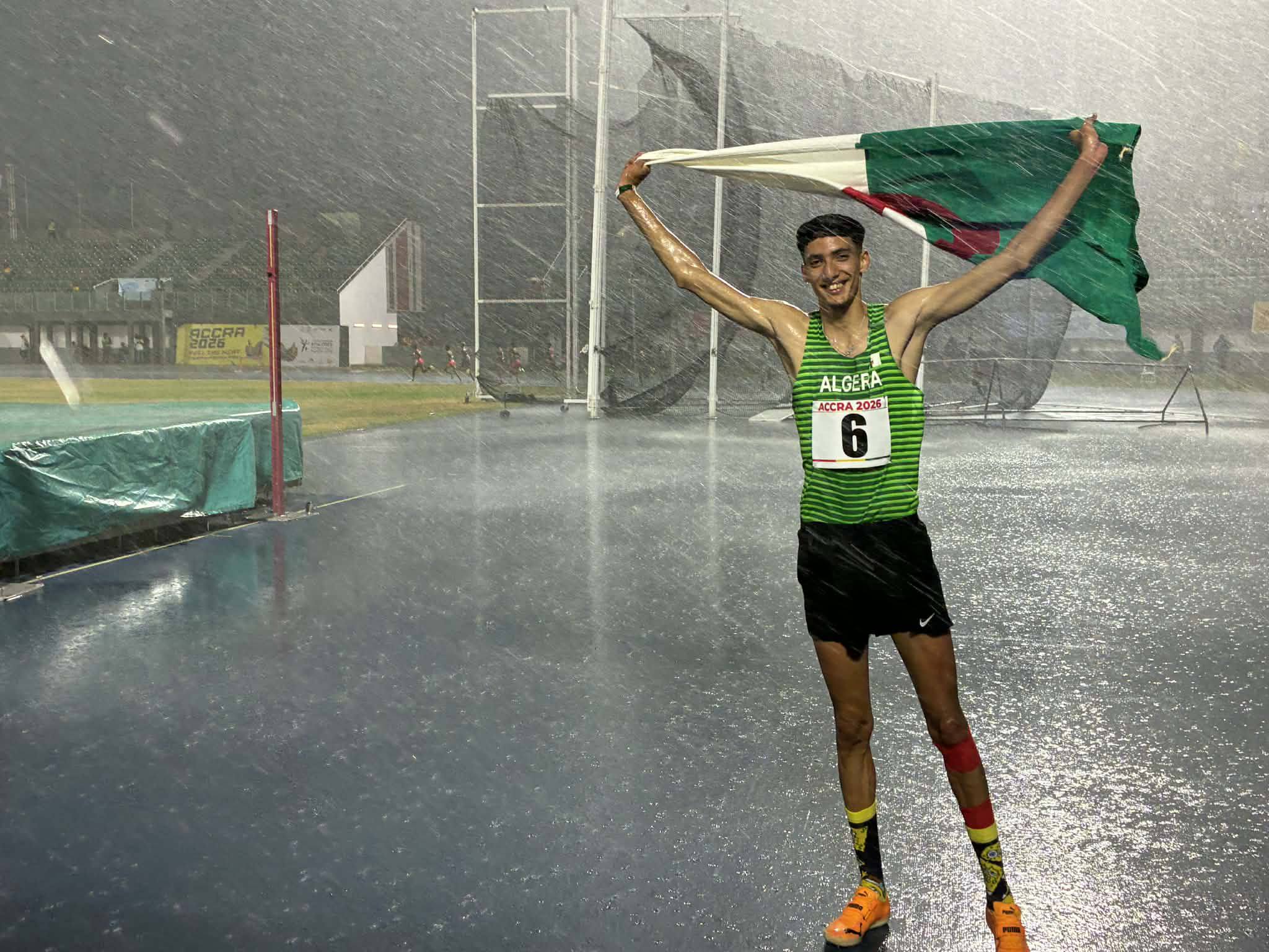 Younes Ayachi célèbre sa médaille d'or