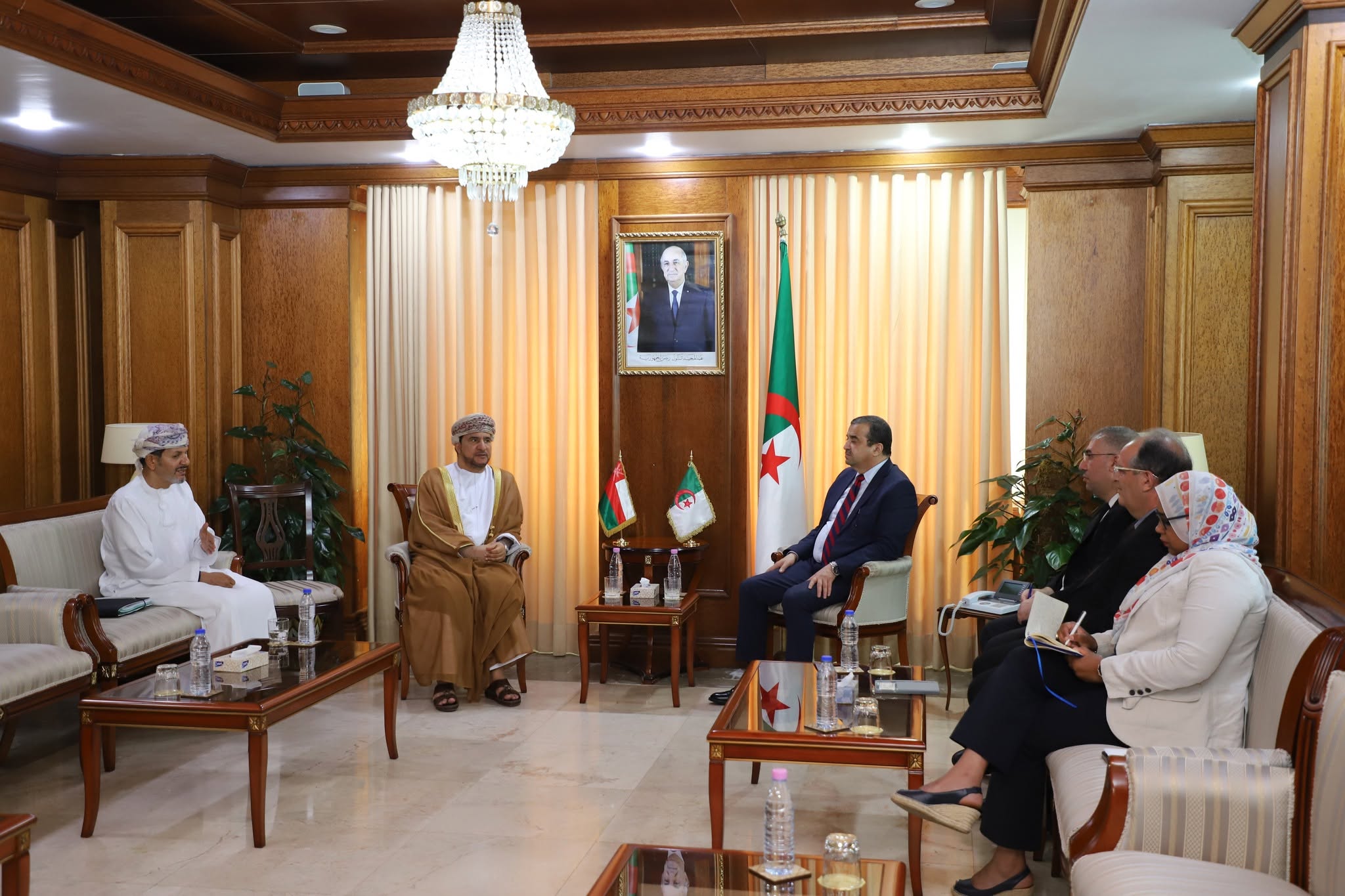 الجزائر وسلطنة عمان تبحثان توسيع الشراكة في الأسمدة والخدمات البترولية
