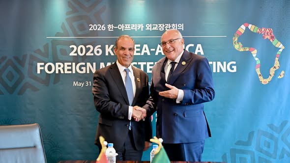 السيد عطاف يجري بسيول محادثات مع نظيره المصري