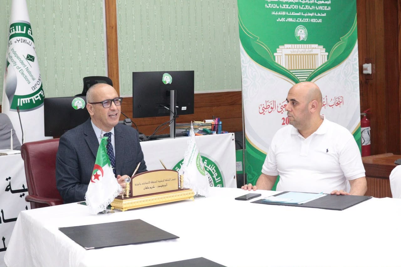 خلفان يشرف على متابعة بداية عملية الاقتراع  بالمكاتب المتنقلة بولايات الجنوب