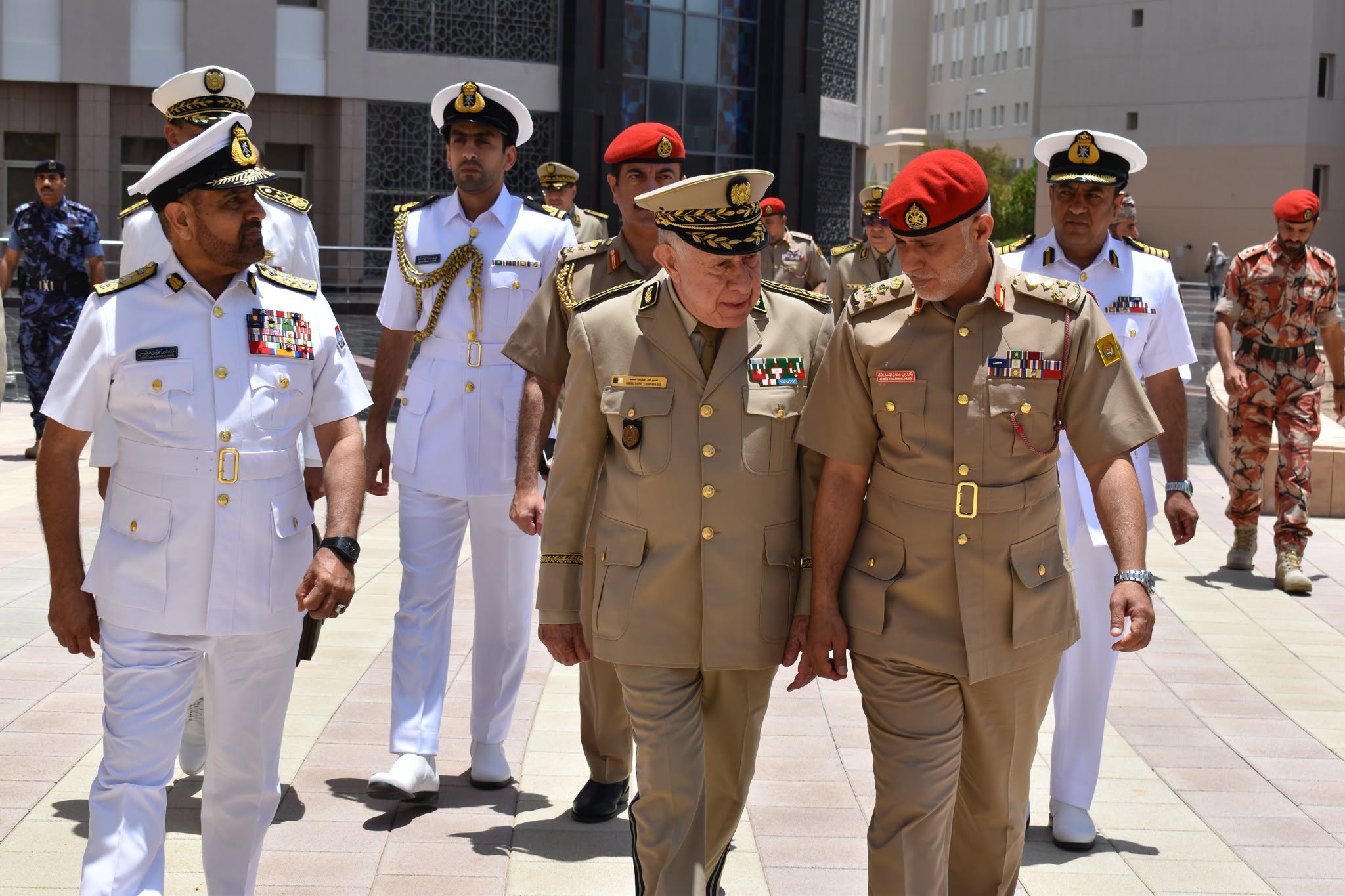 الفريق أول السعيد شنقريحة يزور الكلية العسكرية التقنية بسلطنة عمان