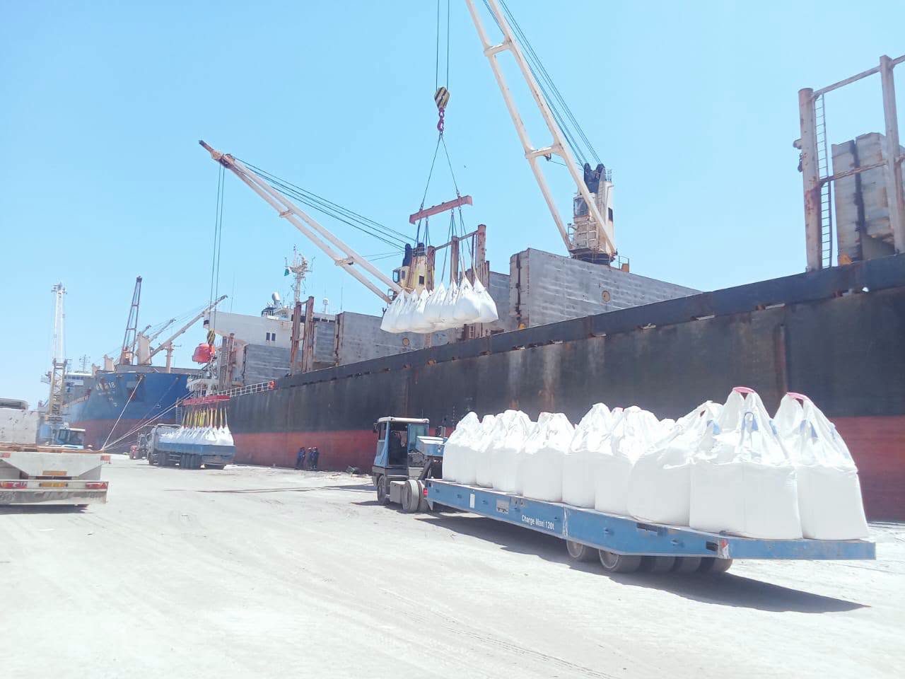 Chargement de plus de 38000 tonnes de ciment "en un temps record" au Port d’Annaba