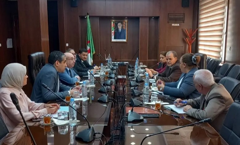 وزارتا التجارة الخارجية والصناعة الصيدلانية تبحثان تعزيز التنسيق لتطوير الإنتاج الوطني