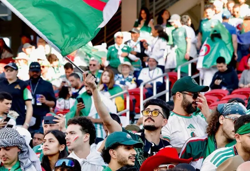 الدعم الجماهيري اللافت الذي حظي به المنتخب الوطني في مدينة لورانس