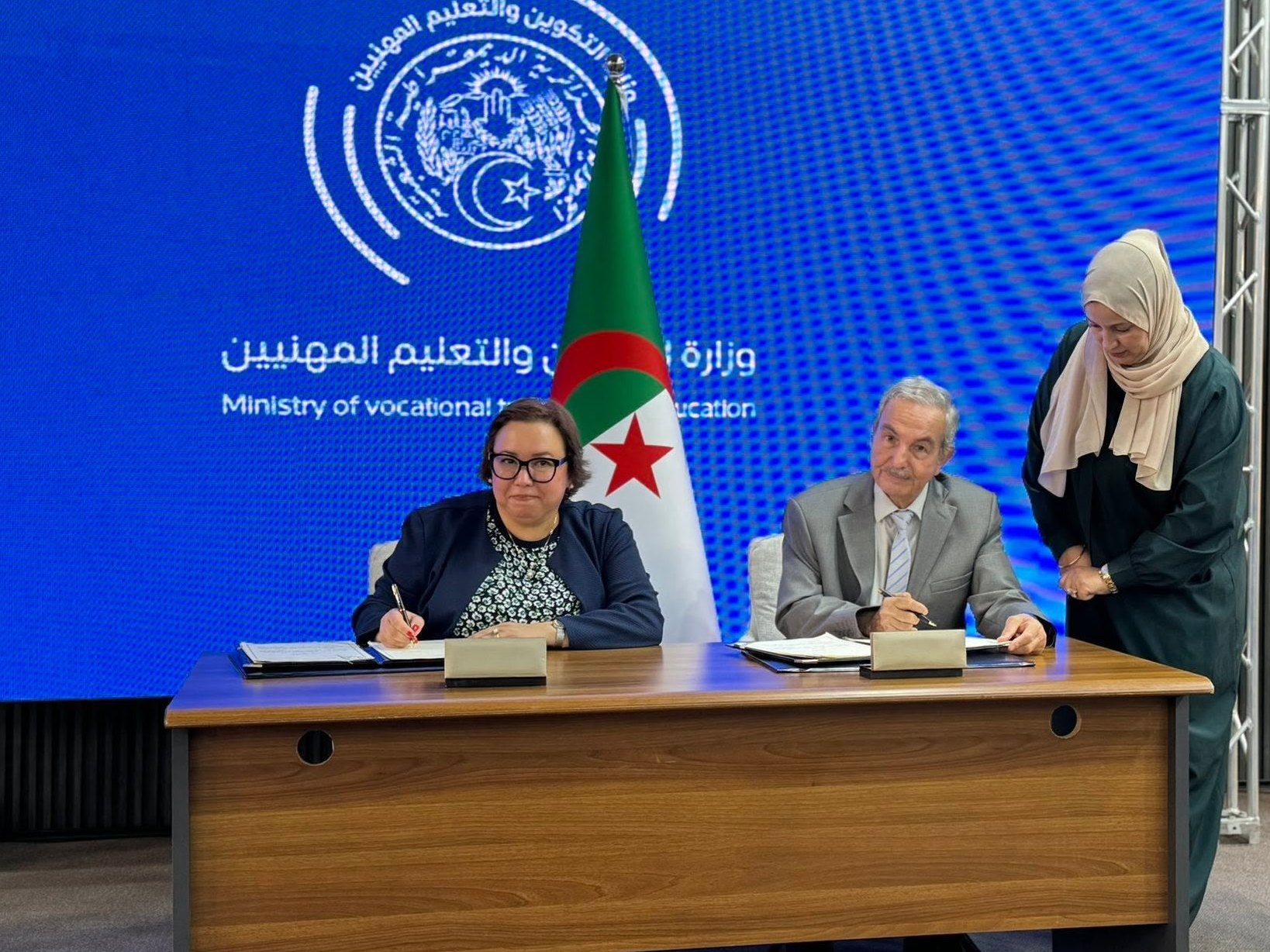 التوقيع على اتفاقية إطار بين وزارة التكوين والتعليم المهنيين والمجلس الأعلى  للغة العربية