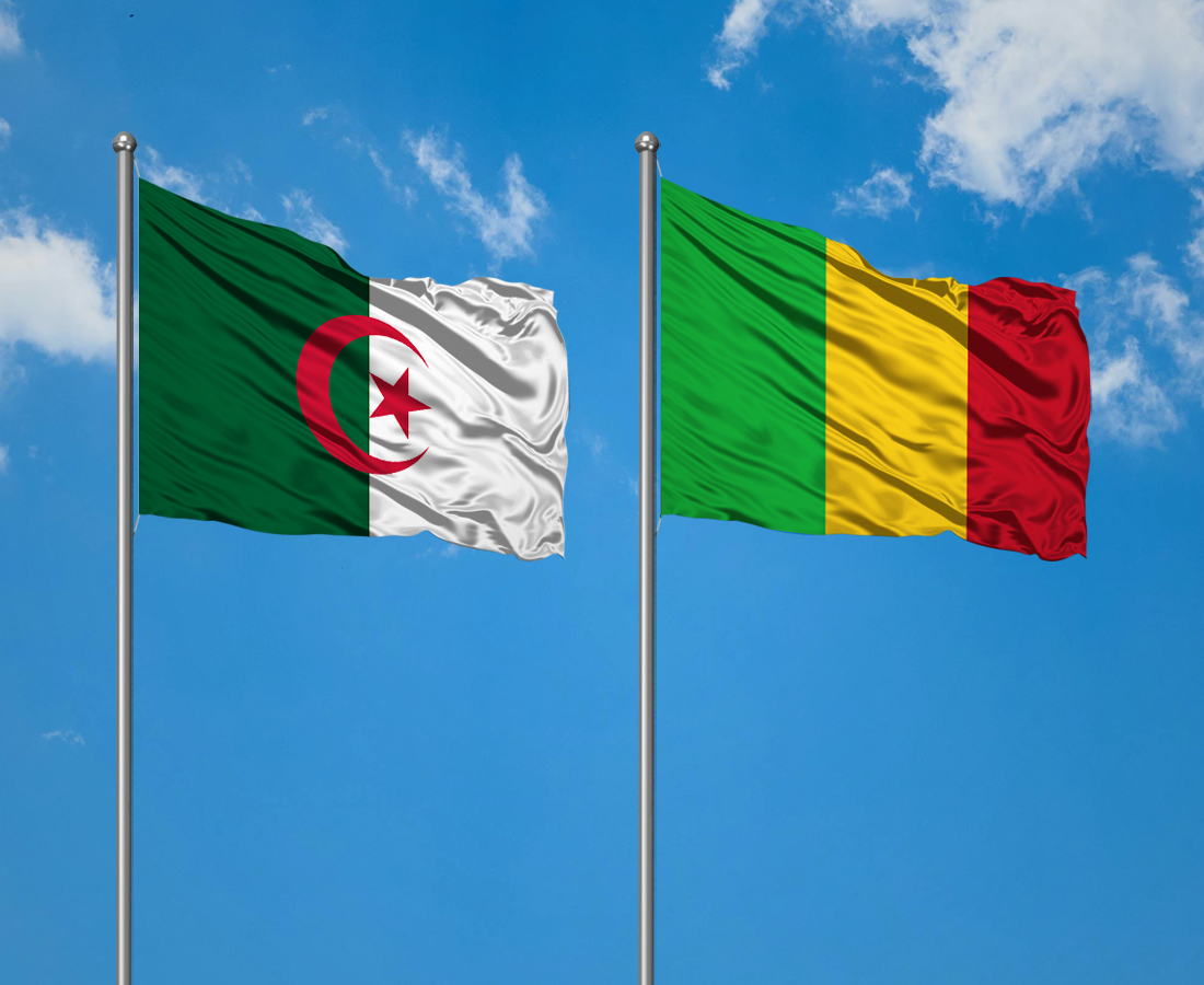 Drapeaux de l'Algérie et du Mali