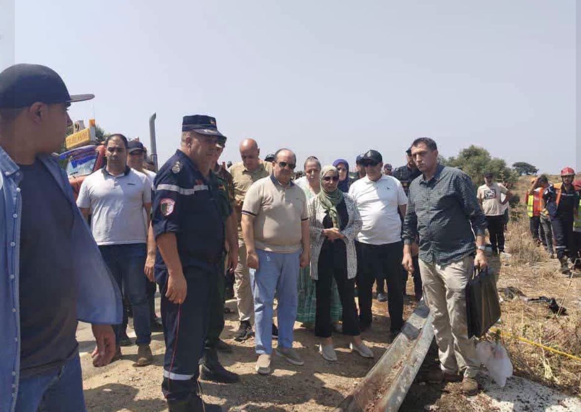 بومرداس : الوزير الأول يصل إلى مكان وقوع حادث انحراف وانقلاب حافلة نقل  مسافرين ببرحمون الكرمة
