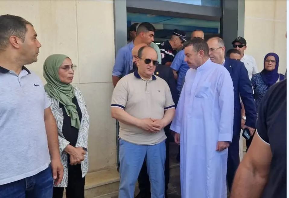 حادث انحراف وانقلاب حافلة لنقل المسافرين ببومرداس : الوزير الأول يقف على الحالة الصحية للمصابين وظروف التكفل بهم