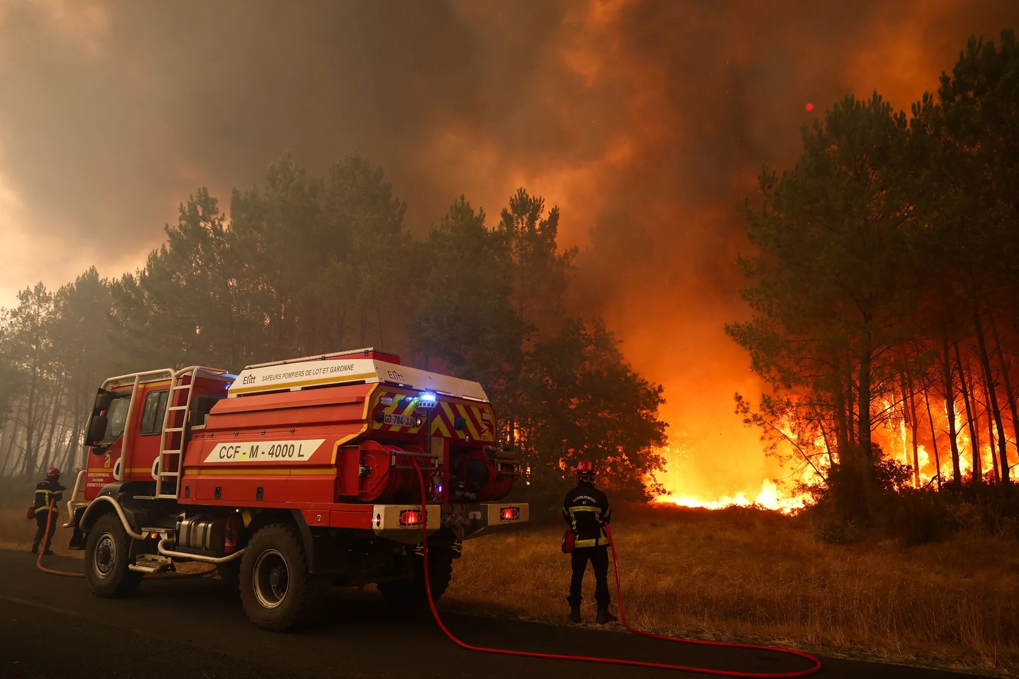 Les gigantesques incendies en France et en Espagne hors de contrôle, plus de 300.000 réfugiés du feu