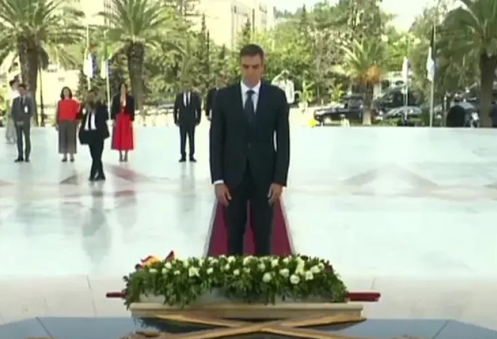رئيس حكومة إسبانيا يضع إكليلا من الزهور أمام النصب التذكاري المخلد لشهداء  الثورة التحريرية المجيدة