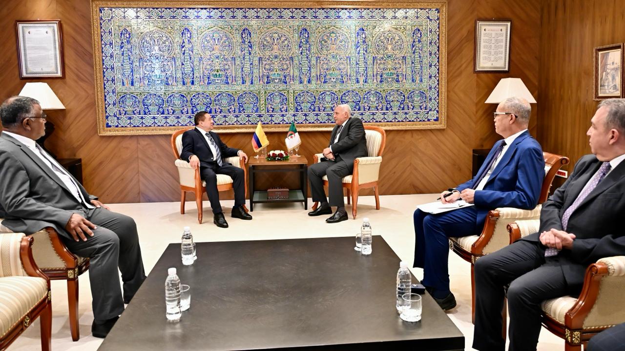 استقبل وزير الدولة، وزير الشؤون الخارجية والجالية الوطنية بالخارج والشؤون الإفريقية، السيّد أحمد عطاف، مساء اليوم بمقر الوزارة، السيد خوسيه أنطونيو سولارتي غوميز، سفير جمهورية كولومبيا بالجزائر، الذي أدّى له زيارة وداع بمناسبة انتهاء مهامه ببلادنا.