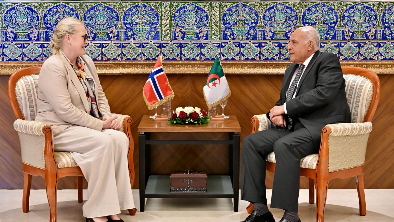 استقبل وزير الدولة، وزير الشؤون الخارجية والجالية الوطنية بالخارج والشؤون الإفريقية، السيّد أحمد عطاف، مساء اليوم بمقر الوزارة، السيدة تيريز لوكن غيزيل، سفيرة مملكة النرويج بالجزائر ، التي أدّت له زيارة وداع بمناسبة انتهاء مهامها ببلادنا.