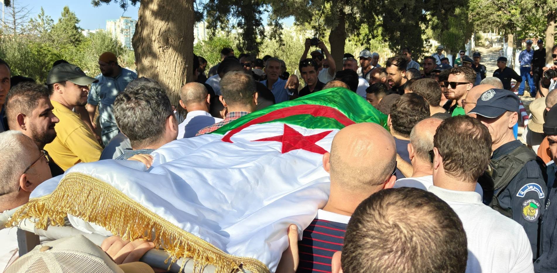 باتنة: جثمان عضو مجلس الأمة ونجل الشهيد الرمز مصطفى بن بولعيد يوارى الثرى  بمقبرة بوزوران
