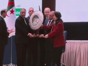 تكريم رئيس الجمهورية بدرع الاتحاد الوطني لمنظمات المحامين الجزائريين 