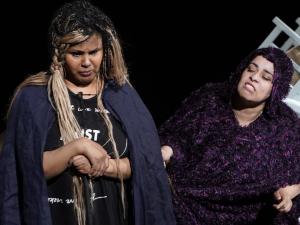 مسرحية 5 نساء وعربة