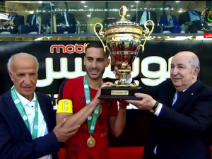 رئيس الجمهورية يسلم الكأس لقائد فريق  اتحاد الجزائر 