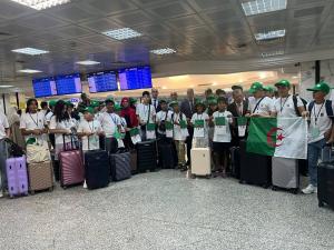 التحاق فوج من أطفال الجالية الجزائرية المقيمين بتونس  بأرض الوطن
