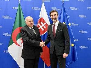 عطاف يجري محادثات ثنائية مع نظيره السلوفاكي