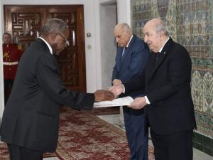 رئيس الجمهورية يتسلم أوراق اعتماد السفير الجديد لجمهورية ناميبيا