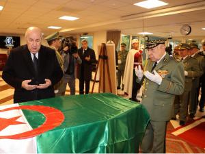 رئيس الجمهورية يتنقل إلى المستشفى العسكري "محمد الصغير نقاش" لإلقاء نظرة  على جثمان المجاهد اليامين زروال