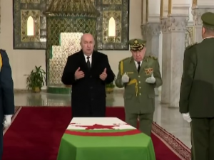 رئيس الجمهورية يلقي النظرة الأخيرة على جثمان المجاهد اليامين زروال بقصر  الشعب