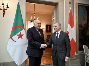 أجرى وزير الدولة, وزير الشؤون الخارجية والجالية الوطنية بالخارج والشؤون الإفريقية, السيد أحمد عطاف, اليوم الخميس ببيرن, محادثات مع المستشار الفيدرالي إغنازيو كاسيس, نائب رئيس الكونفدرالية السويسرية ورئيس الدائرة الفيدرالية للشؤون الخارجية, وفق ما أورده بيان  للوزارة. وسمح هذا اللقاء ب"إجراء تقييم شامل ومعمق لمختلف أبعاد ومحاور العلاقات الجزائرية-السويسرية, كما أتاح بحث السبل الكفيلة بالارتقاء بها إلى آفاق أرحب, من خلال تعزيز الحوار السياسي, وتوطيد الشراكة الاقتصادية, وتثمين البعد الإنساني لعلاقات التعاون بي