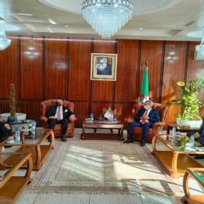 Le ministre de la santé en discussion avec les hommes d'Affaires turcs