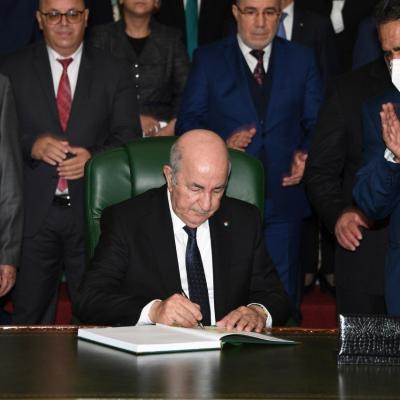 Abdelmadjid Tebboune signe la loi de finances 2022