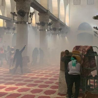 اعتداء الاحتلال الاسرائيلي على المصلين في الأقصى