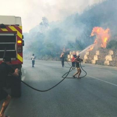Les sapeurs pompiers luttent contre les incendies