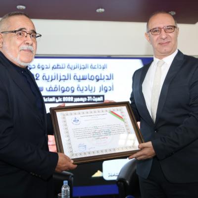 المدير العام للإذاعة الجزائرية مقدّما الهبة إلى مدير معهد الدراسات الاستيراتجية الشاملة