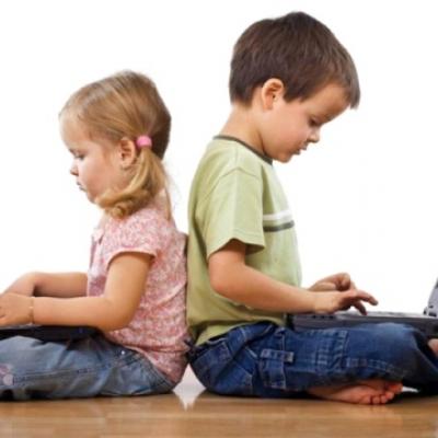 أطفال يستخدمون كمبيوترات  محمولة