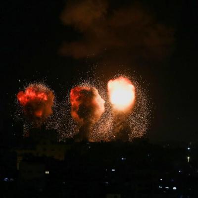 طيران الإحتلال الصهيوني يشن غارات على عدة مواقع بقطاع غزة