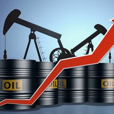 أسعار النفط ترتفع لليوم الثالث مع تراجع الدولار وانخفاض مخزونات الخام الأمريكية