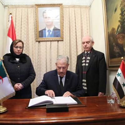 قوجيل يوقّع على سجل التعازي 