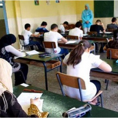 تلاميذ يمتحنون