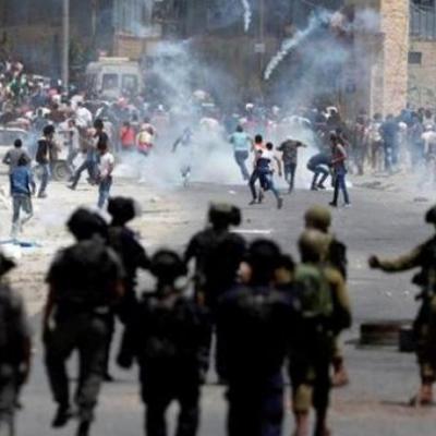 اصابة العشرات من الفلسطينيين خلال هجوم للمستوطنين 