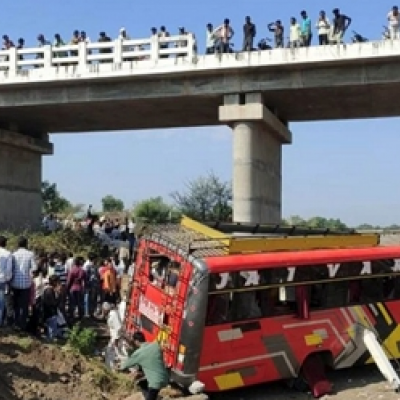 الهند: ارتفاع عدد قتلى سقوط حافلة من على جسر إلى 24 شخصاً