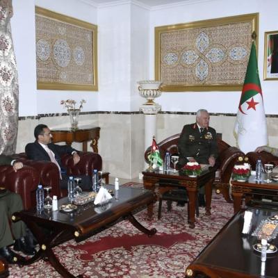 استقبال شنقريحة لضيفه الأردني