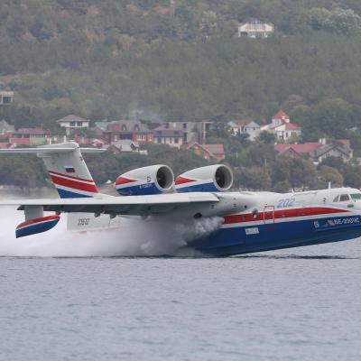 Avion bombardier d'eau 