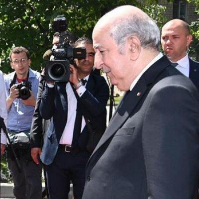 رئيس الجمهورية يضع إكيلا من الزهور على نصب الجندي المجهول